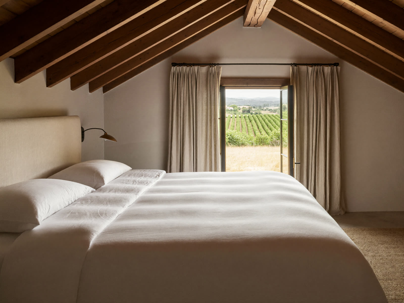 Chambre sous les toits, lumière du matin sur les vignes
