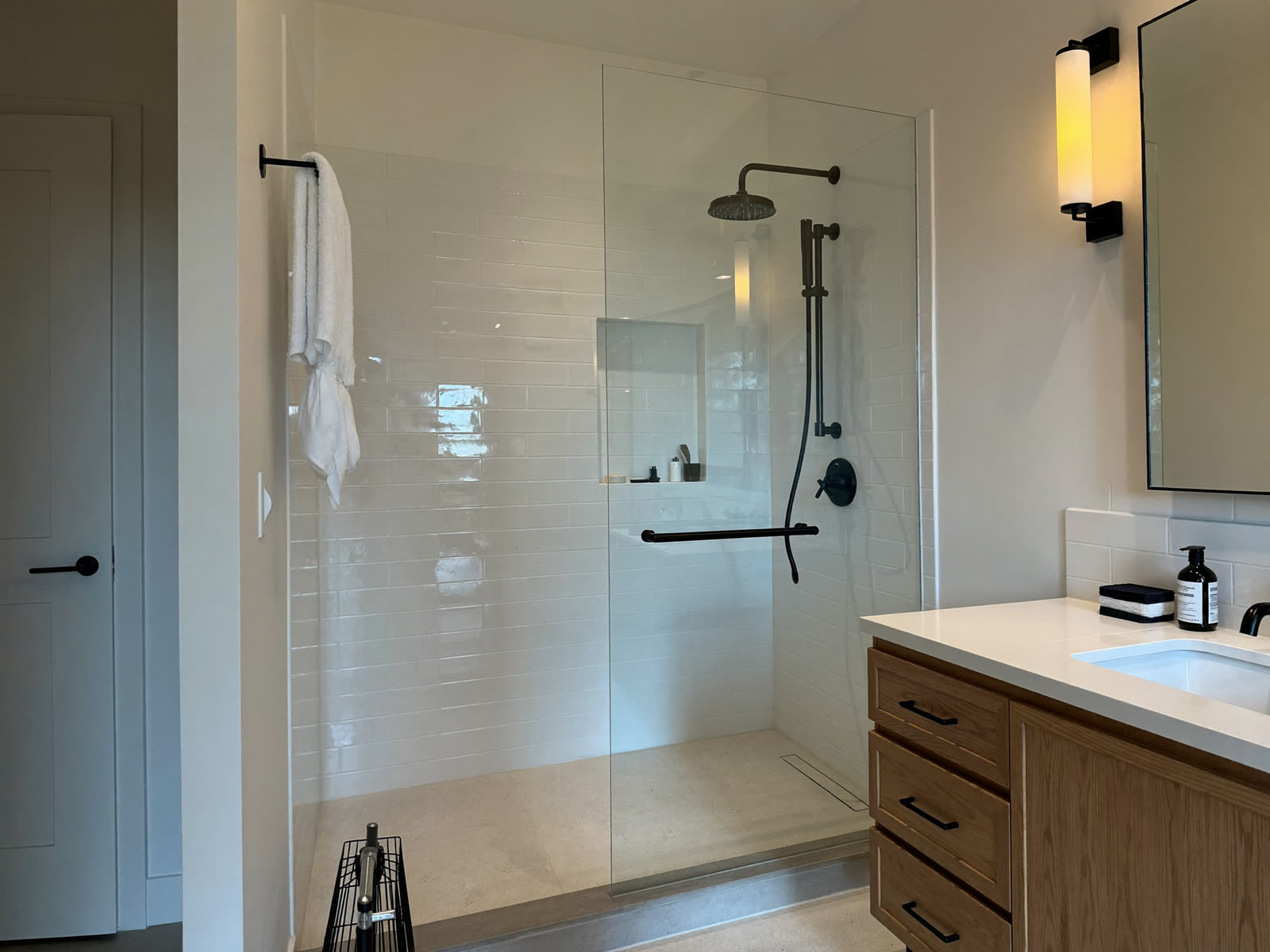 Salle de bains rénovée, douche à l'italienne